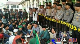 Ketua Komisi I DPRD Pamekasan, Ismail (baju abu-abu) saat duduk bersama massa aksi.