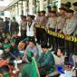 Ketua Komisi I DPRD Pamekasan, Ismail (baju abu-abu) saat duduk bersama massa aksi.