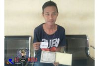 Putra dari pasien Zamachsari (Prasetyo Aji Nugroho) saat menunjukkan surat kendaraan yang dimiliki.
