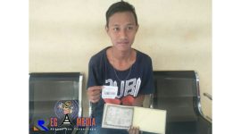Putra dari pasien Zamachsari (Prasetyo Aji Nugroho) saat menunjukkan surat kendaraan yang dimiliki.