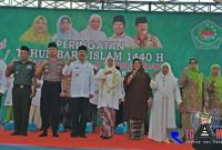 Khofifah Indar Parawansa (kalung bunga) dalam Peringatan Tahun Baru Hijriyah 1440  yang dilaksanakan oleh PC. Muslimat NU Pamekasan.