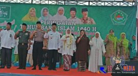 Khofifah Indar Parawansa (kalung bunga) dalam Peringatan Tahun Baru Hijriyah 1440  yang dilaksanakan oleh PC. Muslimat NU Pamekasan.