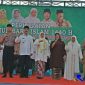 Khofifah Indar Parawansa (kalung bunga) dalam Peringatan Tahun Baru Hijriyah 1440  yang dilaksanakan oleh PC. Muslimat NU Pamekasan.