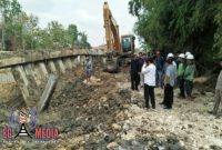 Anggota Komisi III DPRD Sampang saat melakukan peninjauan ke lokasi pengerjaan proyek sheet pile yang miring.