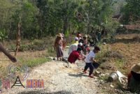Kompak, warga Desa Tanjung dan Pangereman gotong royong memperbaiki jalan yang tidak mendapat perhatian pemerintah.