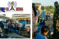 Pelda Syaiful membantu warga saat pengiriman air bersih di Desa Majasem, Kecamatan Sumber Rembang.