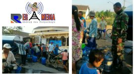 Pelda Syaiful membantu warga saat pengiriman air bersih di Desa Majasem, Kecamatan Sumber Rembang.