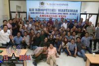 Pose bersama wartawan dari berbagai macam media setelah mengikuti UKW yang diselenggarakan PWI.