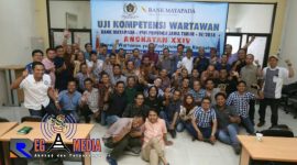 Pose bersama wartawan dari berbagai macam media setelah mengikuti UKW yang diselenggarakan PWI.