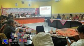 Suasana saat berlangsungnya penyampaian singkronisasi DPT di aula kantor KPUD Sampang.