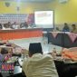 Suasana saat berlangsungnya penyampaian singkronisasi DPT di aula kantor KPUD Sampang.