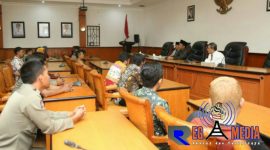 Forum Honorer K2 saat beraudensi di aula kantor Pemkab Sampang.