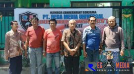 Ketua JCW Sampang (H. Moh. Tohir) beserta anggota pose bersama Kabid Hubungan Antar Lembaga Bakesbangpol Sampang (Abd. Rahem), di depan Kantor Sekretariat Bersama, PT. Rega Media Universal, JCW, Advokat, Jl. Perum Barisan Indah, Blok U/No.3, Kelurahan Gunung Sekar, Sampang.