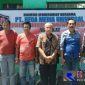 Ketua JCW Sampang (H. Moh. Tohir) beserta anggota pose bersama Kabid Hubungan Antar Lembaga Bakesbangpol Sampang (Abd. Rahem), di depan Kantor Sekretariat Bersama, PT. Rega Media Universal, JCW, Advokat, Jl. Perum Barisan Indah, Blok U/No.3, Kelurahan Gunung Sekar, Sampang.