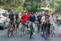 Forkopimda kota Pati tengah asyik menikmati suasana sore hari sambil bersepeda.