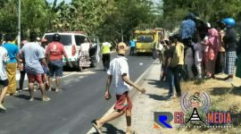 Petugas kepolisian bersama warga setempat saat mengevakuasi korban ke puskesmas terdekat.