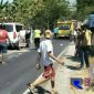 Petugas kepolisian bersama warga setempat saat mengevakuasi korban ke puskesmas terdekat.