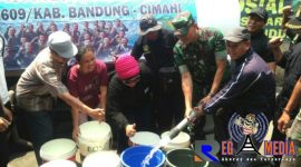 Terlihat warga Keluarahan Padasuka antusias mengantri saat air bersih dibagikan oleh Jarkom Baraya Kodim 0609 Bandung.