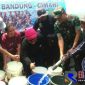 Terlihat warga Keluarahan Padasuka antusias mengantri saat air bersih dibagikan oleh Jarkom Baraya Kodim 0609 Bandung.