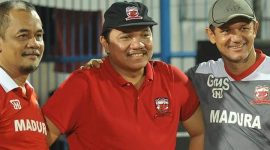 Manajer Madura United (Haruna Soemitro), Presiden Madura United (Achsanul Qosasi), Pelatih Madura United (Gomes De Oliviera).