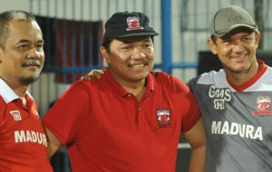 Laga Amal, Madura United Vs Arema FC Bertagline Supporter Damai