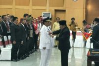 Gubernur Jatim saat menyematkan lencana kepada Bupati Tulungagung terpilih
