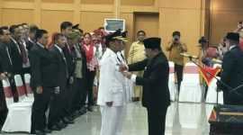 Gubernur Jatim saat menyematkan lencana kepada Bupati Tulungagung terpilih