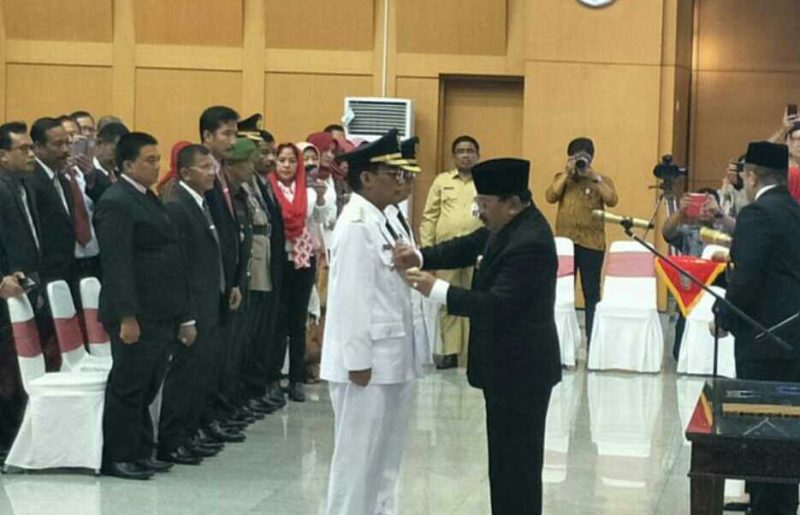 Gubernur Jatim saat menyematkan lencana kepada Bupati Tulungagung terpilih