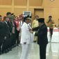 Gubernur Jatim saat menyematkan lencana kepada Bupati Tulungagung terpilih