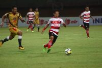 Pemain Madura United (Slamet Nurcahyo) mengecoh pemain dari Mitra Kukar.