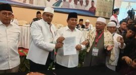 Capres Prabowo Subianto saat menanda tangani 17 poin pakta integritas di Jakarta