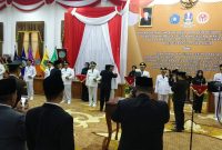 Gubernur Jawa Timur Saat melantik Kepala Daerah terpilih di Jawa Timur