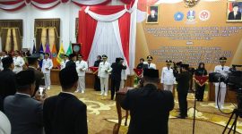 Gubernur Jawa Timur Saat melantik Kepala Daerah terpilih di Jawa Timur
