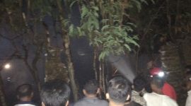 Beberapa warga yang ikut membantu petugas memadamkan kobaran Api di Kantin SMPN 1 Kamal