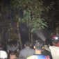 Beberapa warga yang ikut membantu petugas memadamkan kobaran Api di Kantin SMPN 1 Kamal