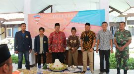 Ketua Amatar (Mahmud Ismail) pose bersama Wakil Bupati Bangkalan terpilih (Drs. Muhni)