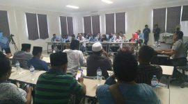 Peserta Aksi saat melakukan Negosiasi dengan Pihak Rumah sakit (foto remadura)