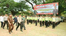 Kapolres Bangkalan, AKBP Boby Pa'ludin Tambunan saat mengecek kesiapan Personelnya.