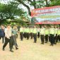 Kapolres Bangkalan, AKBP Boby Pa'ludin Tambunan saat mengecek kesiapan Personelnya.