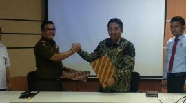 Kejari Bangkalan Badrut Tamam bersama Rektor UTM,  Drs. Muh. Syarif MS,i