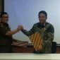 Kejari Bangkalan Badrut Tamam bersama Rektor UTM,  Drs. Muh. Syarif MS,i