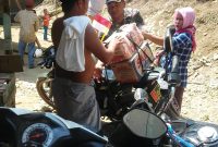 Sertu Readi saat mengantarkan bantuan kerumah warga yang berduka