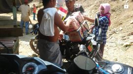 Sertu Readi saat mengantarkan bantuan kerumah warga yang berduka
