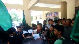 Massa aksi demostran saat menyampaikan Aspirasinya di depan Gedung DPRD Bangkalan.