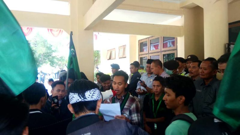 Massa aksi demostran saat menyampaikan Aspirasinya di depan Gedung DPRD Bangkalan.