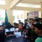 Massa aksi demostran saat menyampaikan Aspirasinya di depan Gedung DPRD Bangkalan.