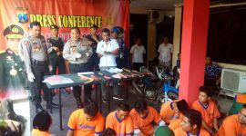 Kapolres Bangkalan AKBP Boby Pa'ludin Tambunan saat memberikan keterang di  Mapolres setempat