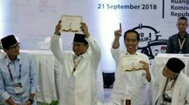 Bakal Calon Presiden Prabowo dan Jokowi saat menunjukkan nomer urut di kantor KPURI