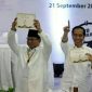 Bakal Calon Presiden Prabowo dan Jokowi saat menunjukkan nomer urut di kantor KPURI