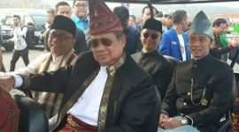 Susilo Bambang Yudhoyono di Temani Zulkifli Hasan saat Menaiki Mobil Golf pada saat Kampanye Damai Monas